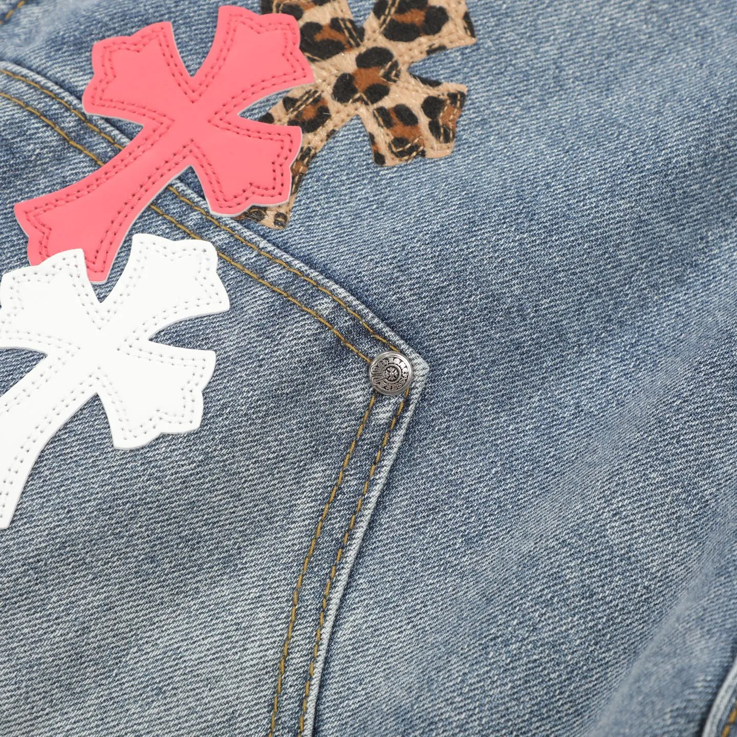 P280 CH Chromehearts Malaysia-limited leopard print cross patchwork leather workwear jeans and logging pants. The counter price is 34W. It is decorated with patchwork cross patterns and washed jeans! ! An absolutely high-end luxury product, a 1.9W-level god-level single product, a super popular product, made by top heavy industry, a magic weapon that cannot be missed! [About Zangyin] This is an extremely luxurious fashion brand that can also be called the aristocracy of the high street. It has always been an exclusive brand for some hipsters or rich second generations. Compared with ordinary high streets, it is more luxurious and noble. Compared with luxury brands, it is more fashionable and individual. It has always been a brand that I have a special liking for. [Top heavy industry fashion design] Consistently high-street luxury style. Speaking of this style, the Zangyin family and GU family are definitely the leading representative brands. Especially the Zangyin family has really achieved a state-of-the-art effect in creating high-street style. The unique washed material is used to create this style. The color system is already quite eye-catching. After it is decorated with patchwork cross flowers, it cleverly highlights the charm of the brand. Secondly, this style uses classic The high-waist cutting design highlights the long legs and fashionable temperament of the upper body. The brand is highly recognizable and the slim fit configuration is more suitable for daily wear. It is a product that interprets personality, fashion, and specifications at a glance. This single product is enough to make any fan excited. It can be a white T-shirt for a youthful college style, or a tight suspender for a royal style. It has strong matching ability and can be easily controlled by men.  [Materials and craftsmanship] Needless to say, this point goes without saying. As an excellent craftsman brand, Zangyin’s requirements for details and craftsmanship are really perfect. The washed color of this model has gone through so many processes, not to mention the embellishment of denim appliques. It is also purely hand-made and sewn. Just like what they believe in, only hand-made things have soul and have the meaning of wear. A top-notch heavy-duty fashionable denim item, I look forward to your perfect interpretation! !  Color: blue Size: 28-36